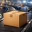 Balík na rozcestí symbolizující nastavení dopravy ve WooCommerce pomocí Zaslat.cz a Flexible Shipping